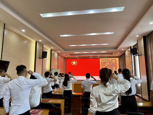 重溫入團誓詞。黃璐璐 攝（修圖）.jpg