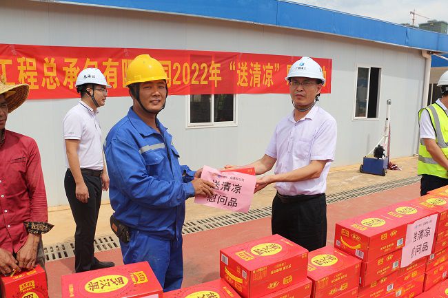 發(fā)放慰問品。張釗林 攝（修圖）.jpg