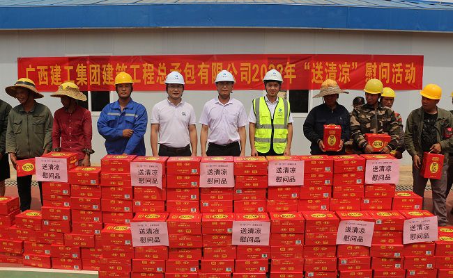 與農(nóng)名工代表合影留念。張釗林 攝（修圖）.jpg