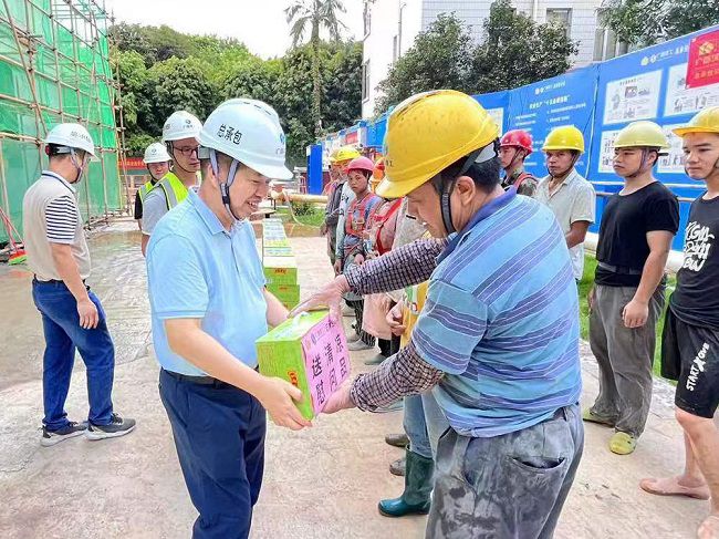 岑廷義為一線工人發(fā)放清涼飲品。 謝秋云 攝（650圖）.jpg