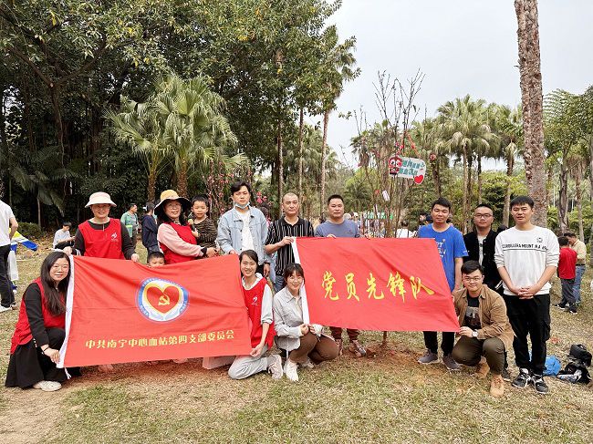 與主辦方合影留念。周煜川 攝（修圖）1.jpg