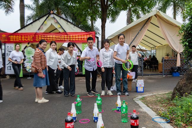 套圈現(xiàn)場(chǎng)。郭奎君 攝.jpg