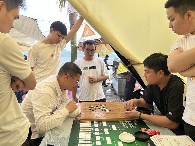 五子棋比賽現(xiàn)場(chǎng)。楊鈺 攝（2）.jpg