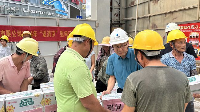 發(fā)放慰問品1。容芝雅 攝（修圖）.jpg